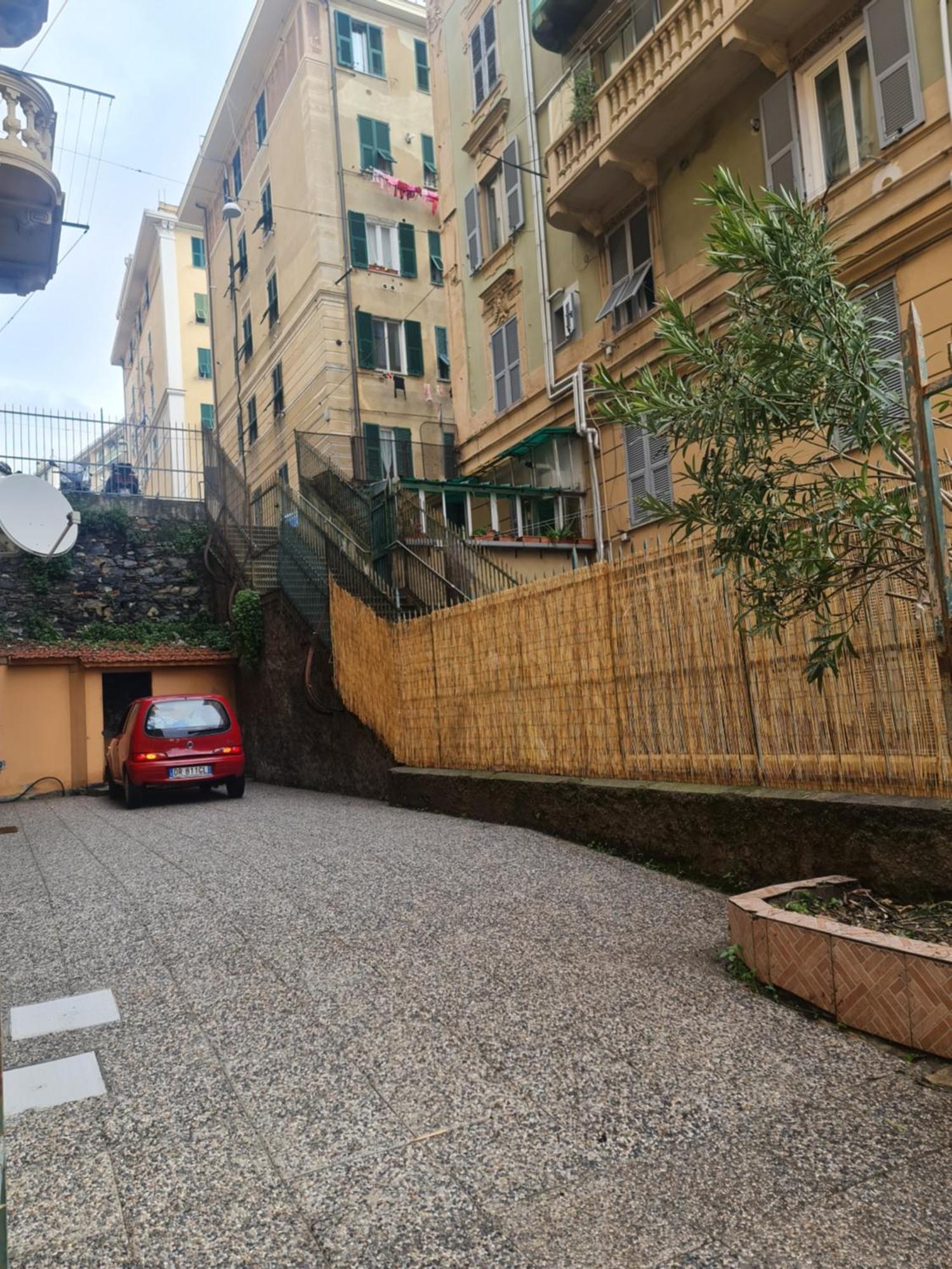 Ampio Appartamento Con 2 Posti Auto E Cortile Genova Eksteriør billede
